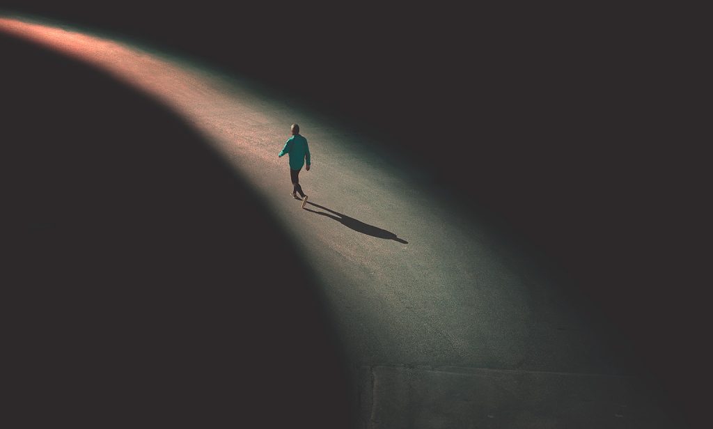 imagen de um hombre solitario caminando