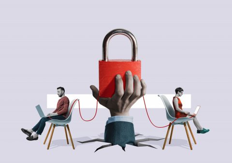 imagen de un candado que separa a dos personas utilizando el ordenador