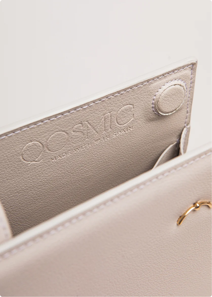 Cartera con logo Qosmic
